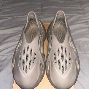 Yeezy Foam Rnnr Stone Sage
Size 10 used